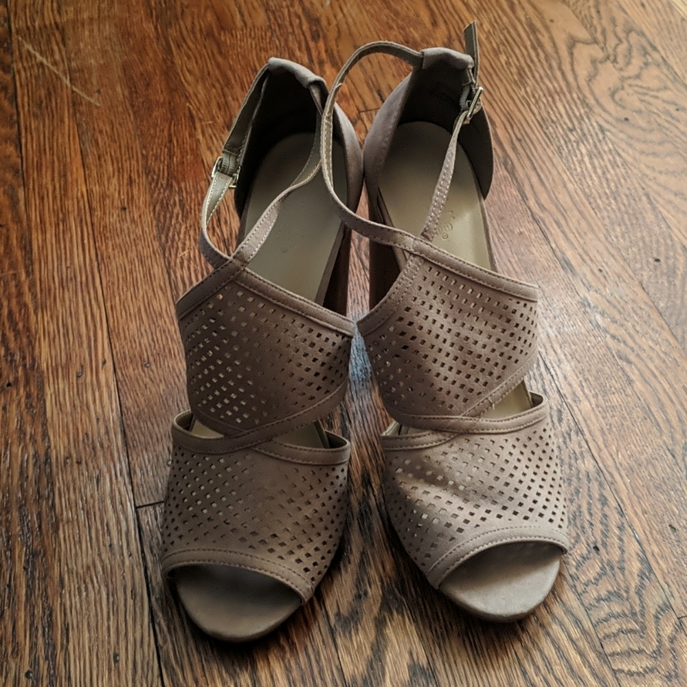 Heels - Picture 4 of 4